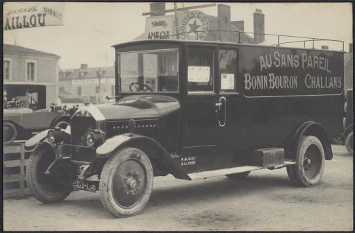 Un véhicule commercial "Au sans pareil", boutique de nouveautés tenue par Bonin Bouron, stationné devant le garage Marcaillou, à Challans.